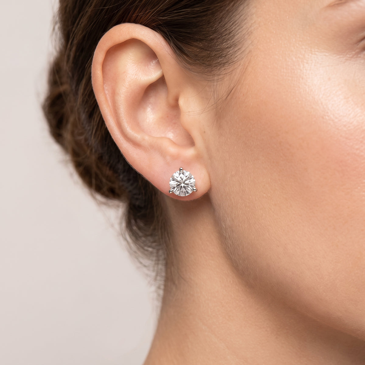 _lifestyle_image@SKU:E6950-LADR03000004W #metal_10k-white-gold+origin_lab-grown+quality_g-si