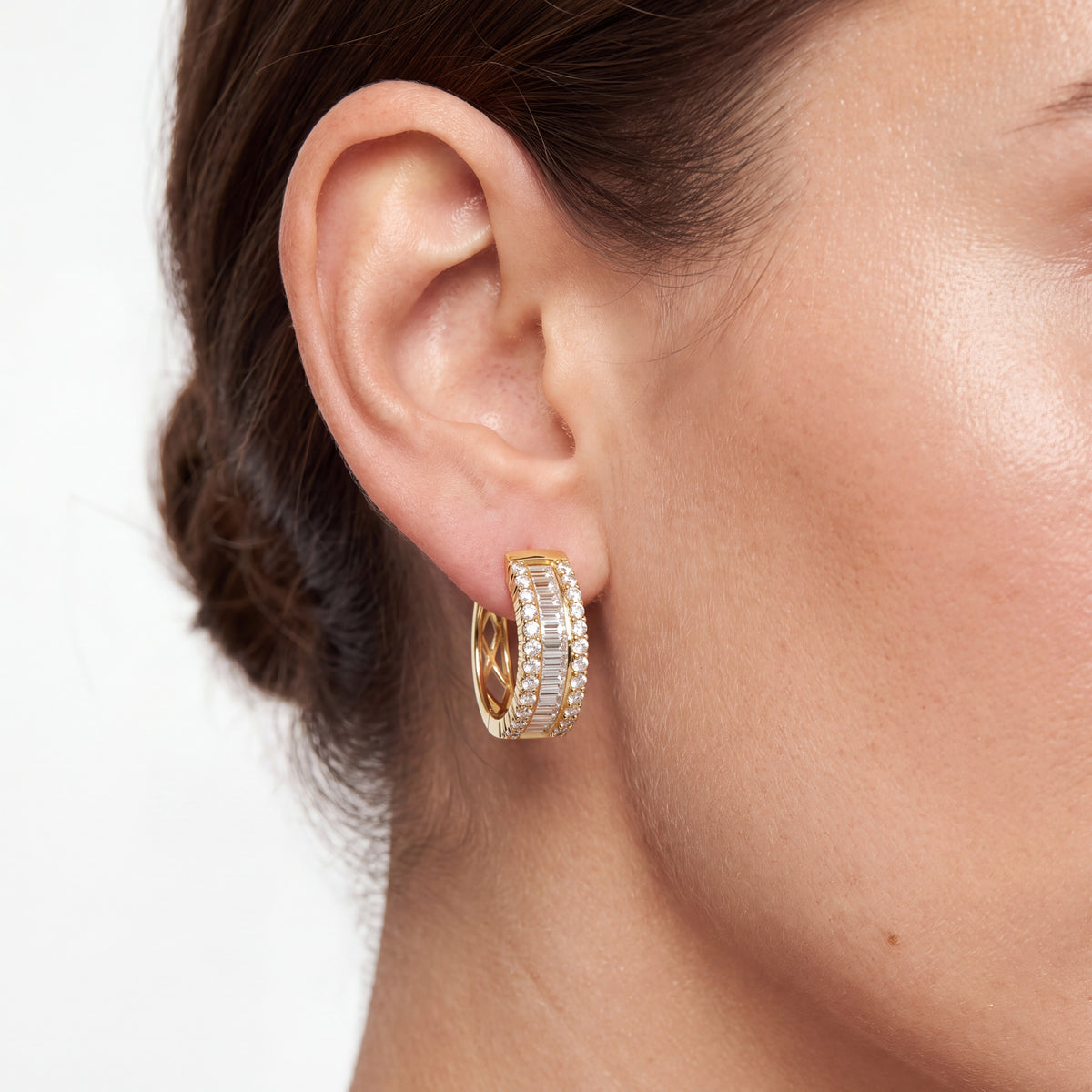 _lifestyle_image@SKU:E6980-LADB0100000DY #metal_14k-yellow-gold-vermeil+origin_lab-grown+quality_g-si