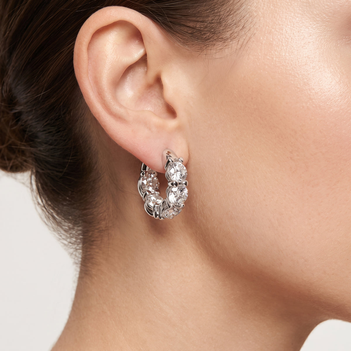 _lifestyle_image@SKU:E7495-LADR05000004W #metal_10k-white-gold+origin_lab-grown+quality_g-si