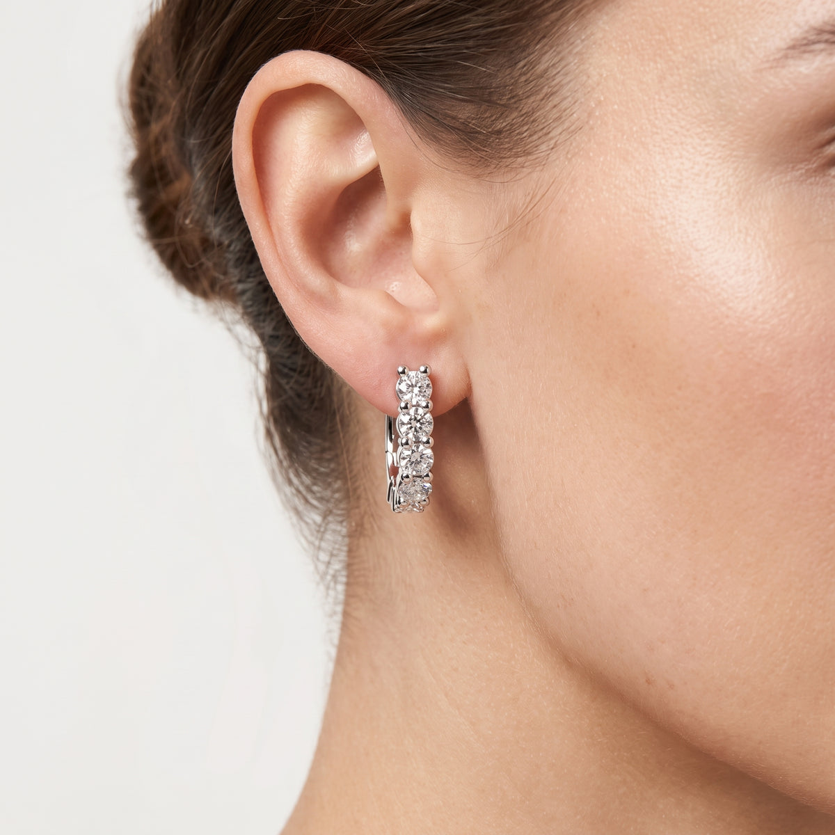_lifestyle_image@SKU:E9209-LADR01960004W #metal_10k-white-gold+origin_lab-grown+quality_g-si