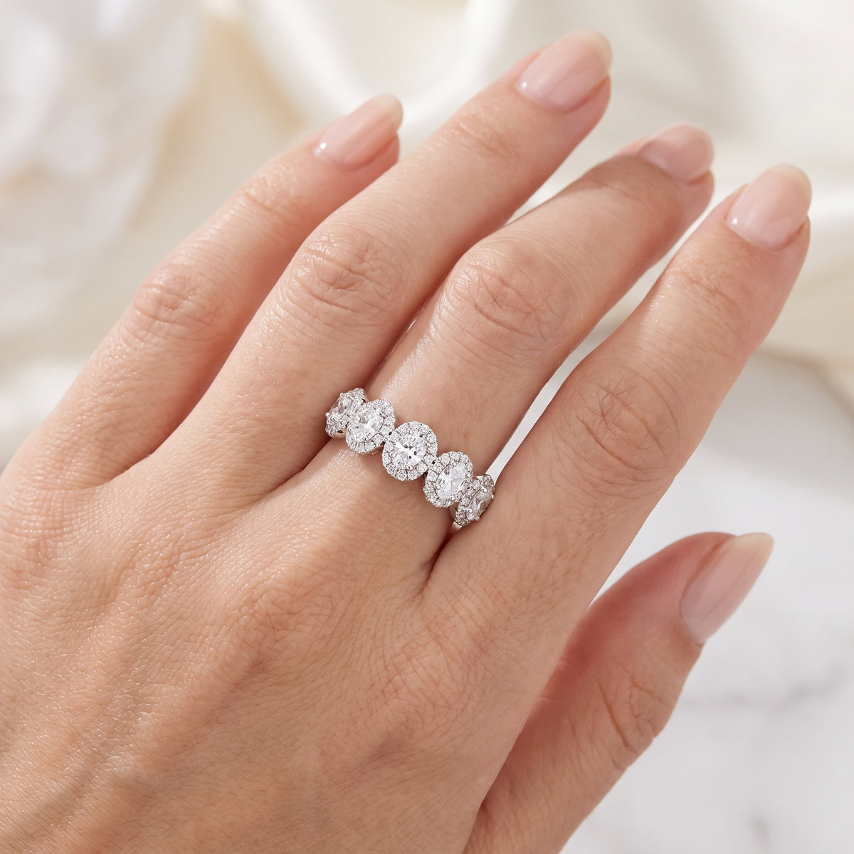 _lifestyle_image@SKU:F1107-LADO01290004W #metal_10k-white-gold+origin_lab-grown+quality_g-si