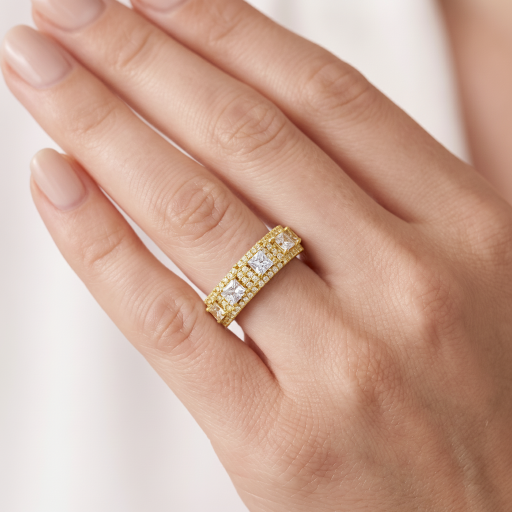_lifestyle_image@SKU:F1107-LADP01360004Y #metal_10k-yellow-gold+origin_lab-grown+quality_g-si