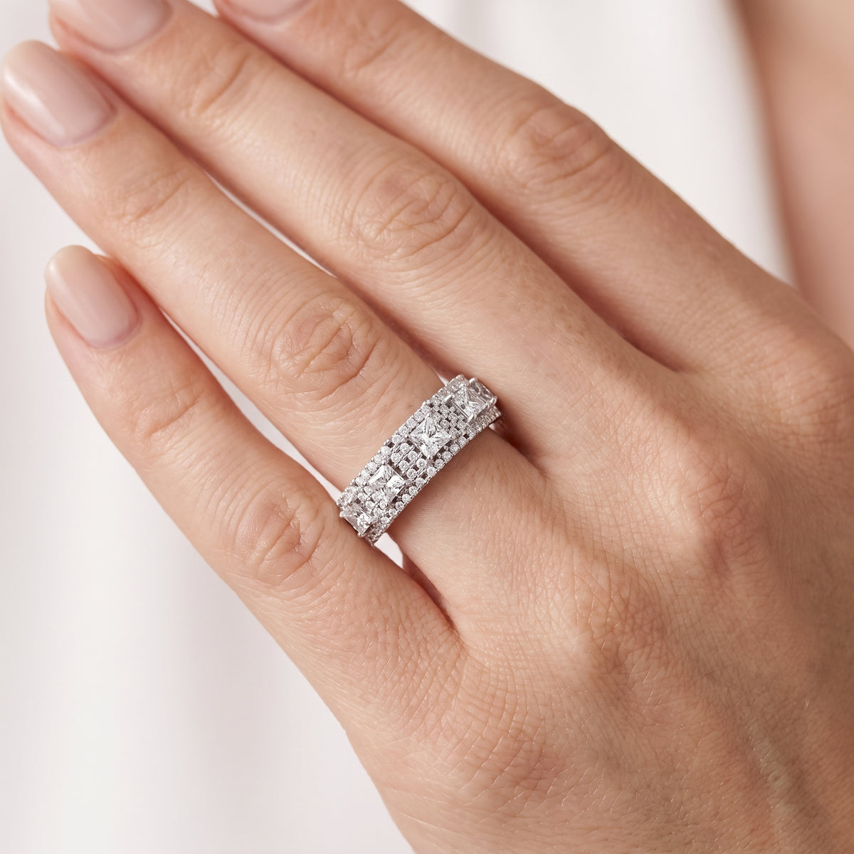_lifestyle_image@SKU:F1107-LADP0136000DW #metal_silver+origin_lab-grown+quality_g-si