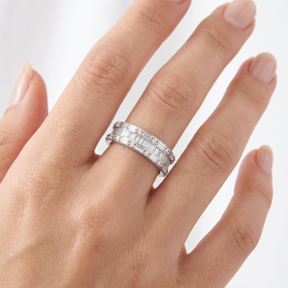 _lifestyle_image@SKU:F1138-LADB0100000DW #metal_silver+origin_lab-grown+quality_g-si