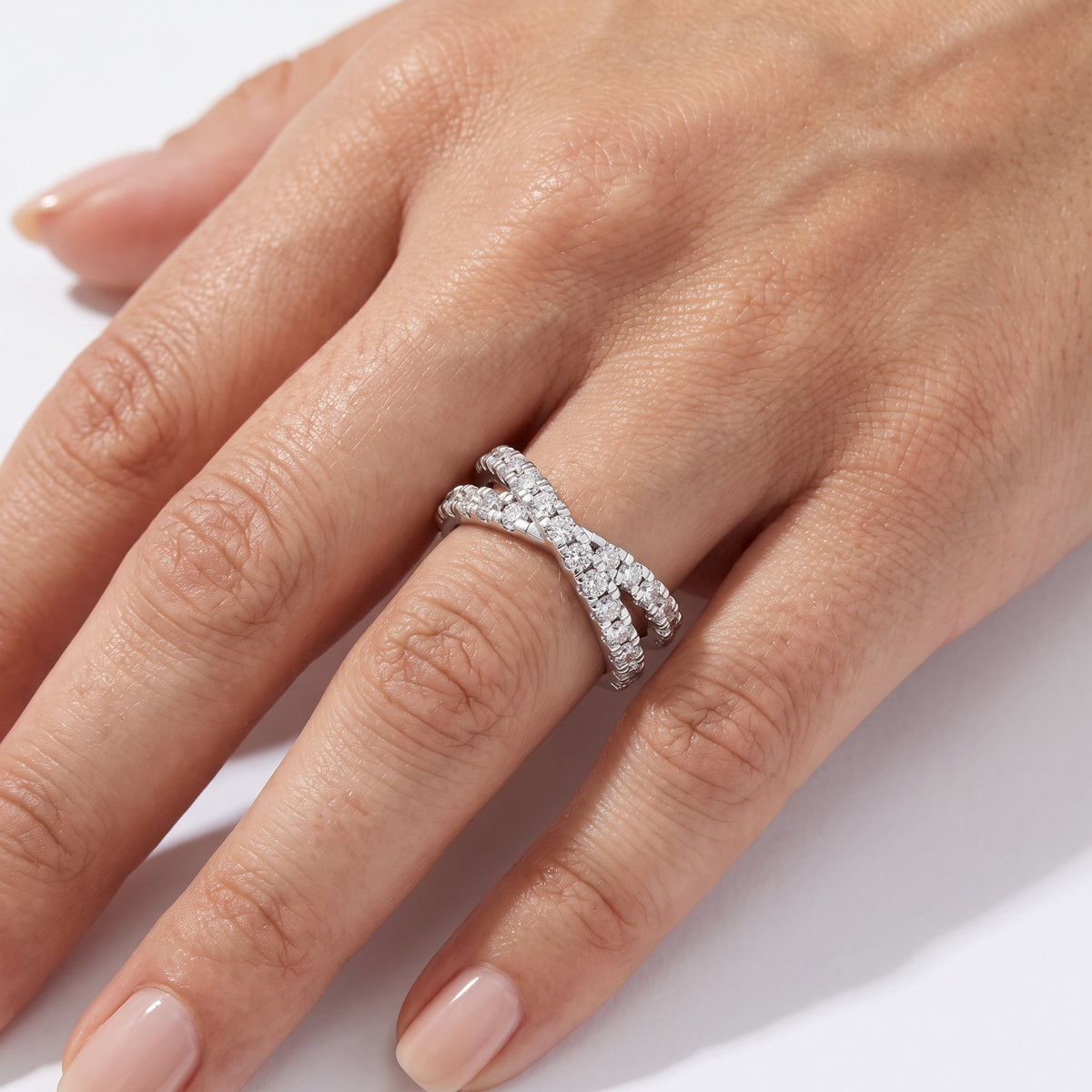 _lifestyle_image@SKU:F1143-LADR0102000DW #metal_silver+origin_lab-grown+quality_g-si
