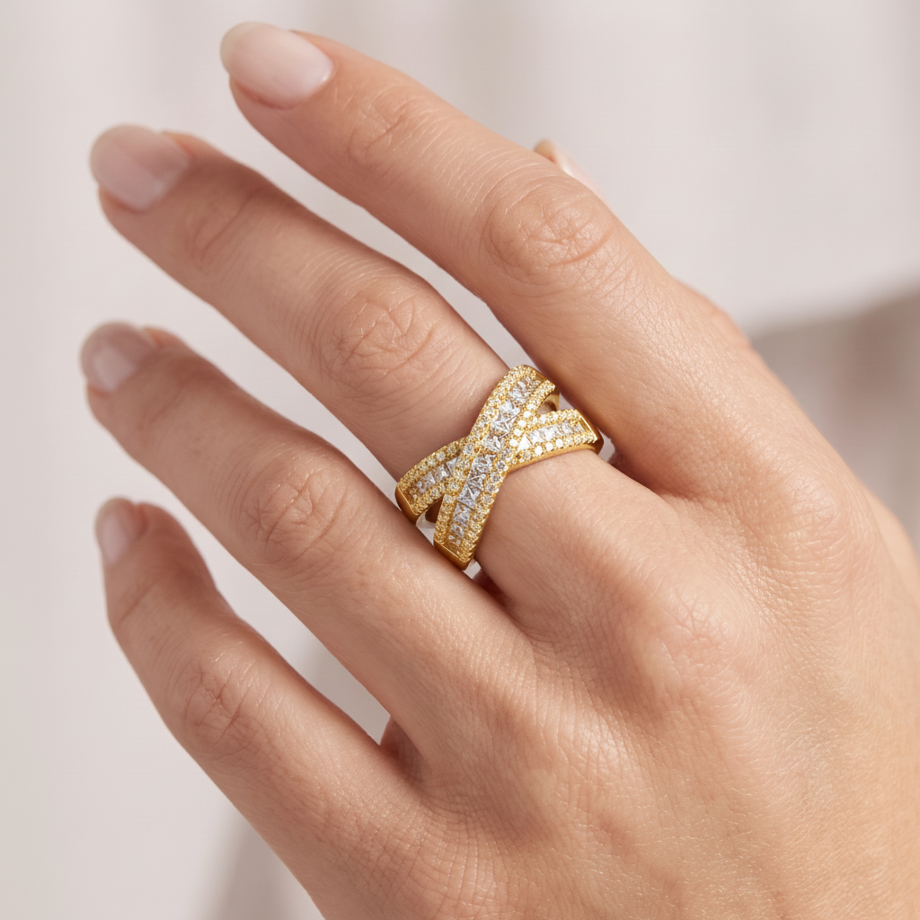 _lifestyle_image@SKU:F2323-LADP01000004Y #metal_10k-yellow-gold+origin_lab-grown+quality_g-si