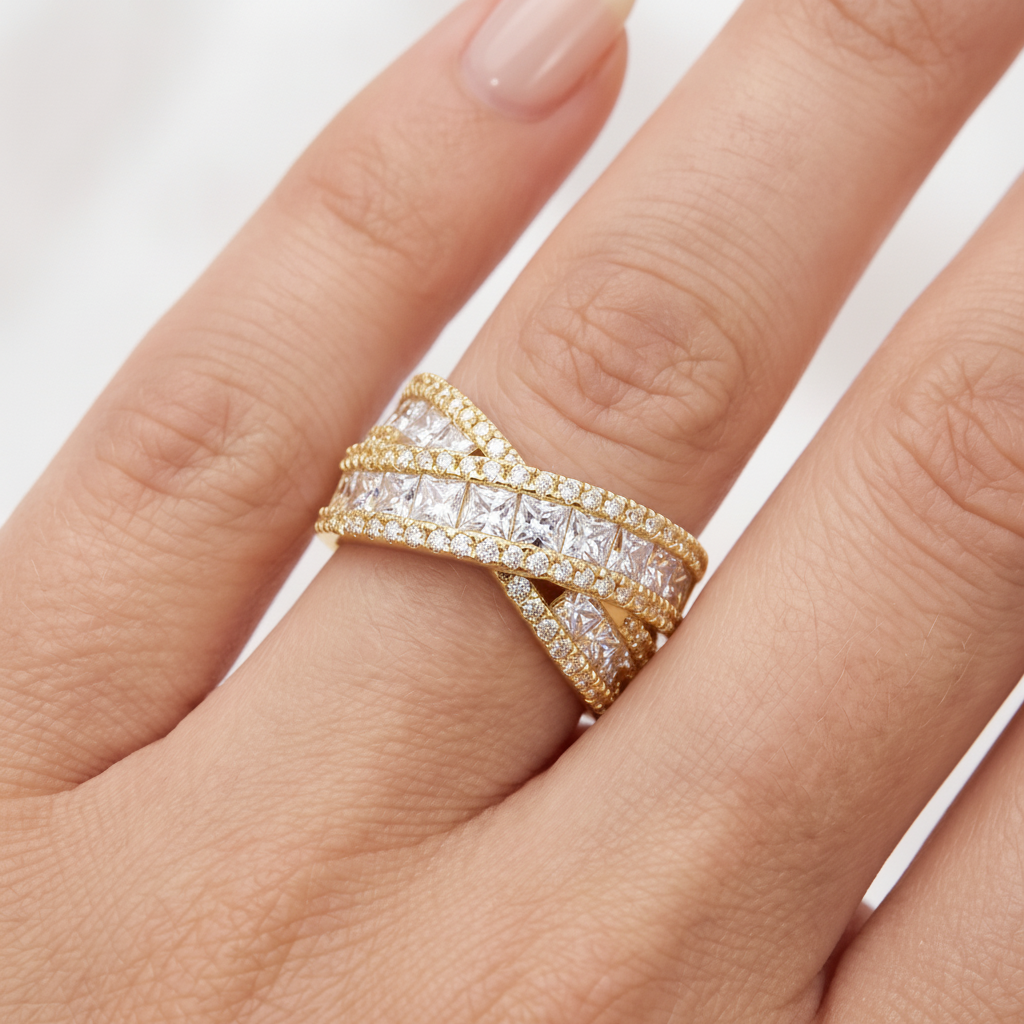 _lifestyle_image@SKU:F2323-LADR03000004Y #metal_10k-yellow-gold+origin_lab-grown+quality_g-si