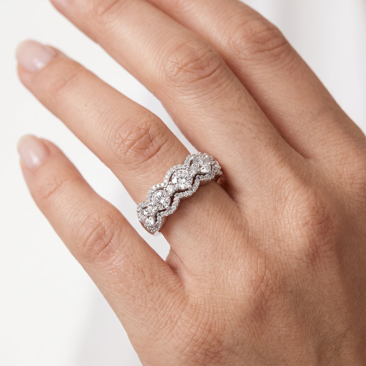 _lifestyle_image@SKU:F2640-LADR01320004W #metal_10k-white-gold+origin_lab-grown+quality_g-si