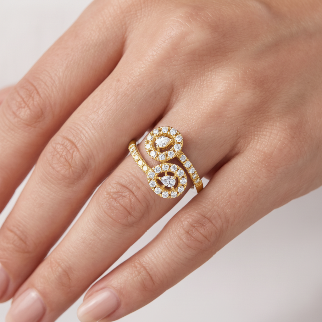 _lifestyle_image@SKU:F2800-LADR00300001Y #metal_10k-yellow-gold+origin_lab-grown+quality_g-si