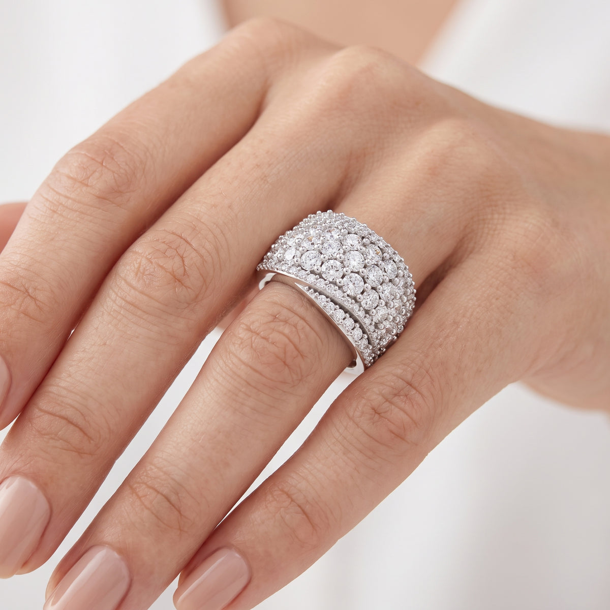 _lifestyle_image@SKU:F2847-LADR0300000DW #metal_silver+origin_lab-grown