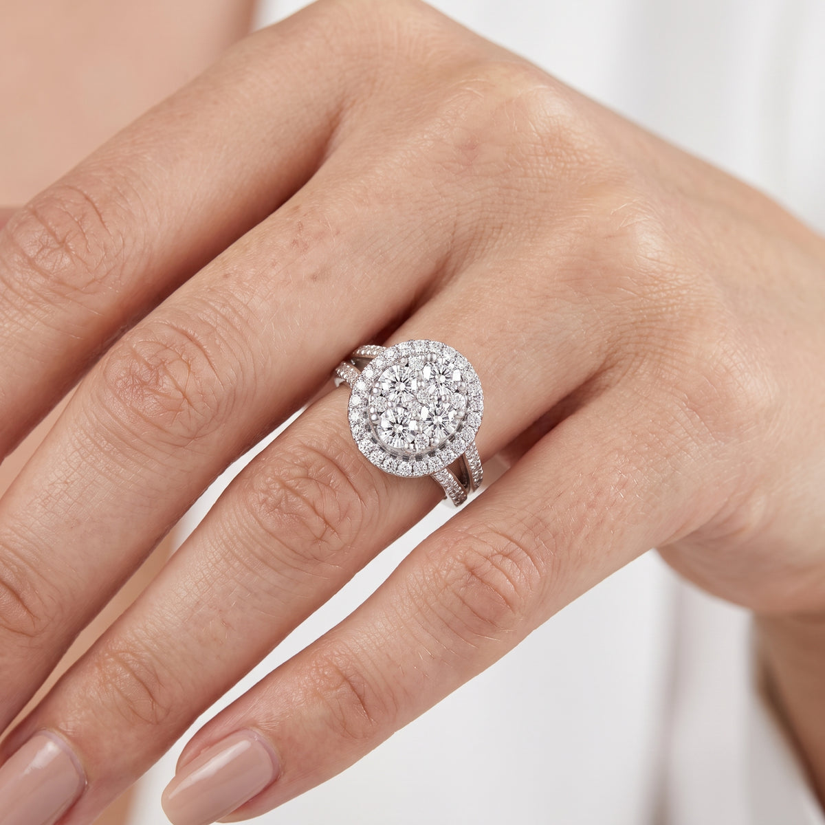_lifestyle_image@SKU:F6037-LADR02990004W #metal_10k-white-gold+origin_lab-grown+quality_g-si