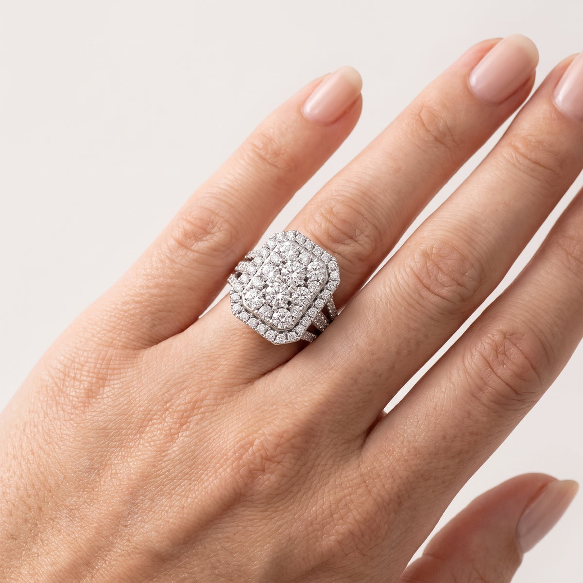 _lifestyle_image@SKU:F6784-LADR03000004W #metal_10k-white-gold+origin_lab-grown+quality_g-si