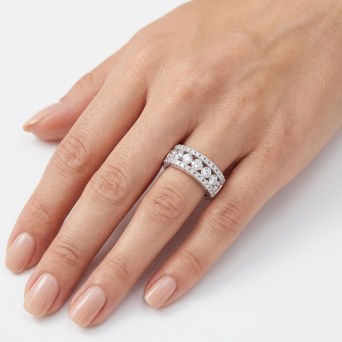 _lifestyle_image@SKU:F8437-LADR0199000DW #metal_silver+origin_lab-grown+quality_g-si