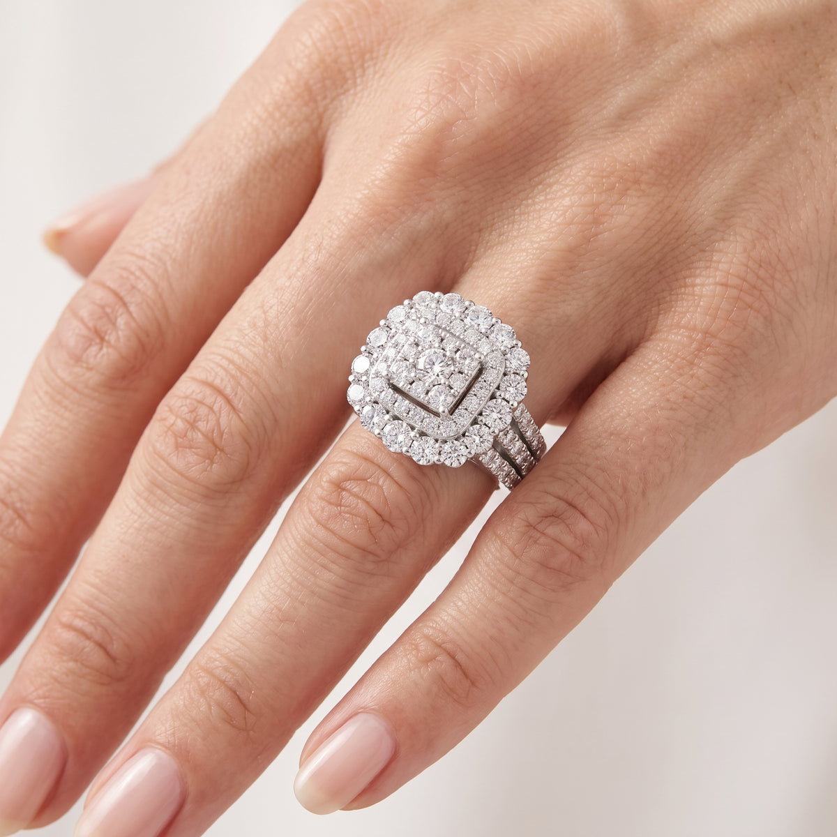 _lifestyle_image@SKU:FR269-LADR03990004W #metal_10k-white-gold+origin_lab-grown+quality_g-si