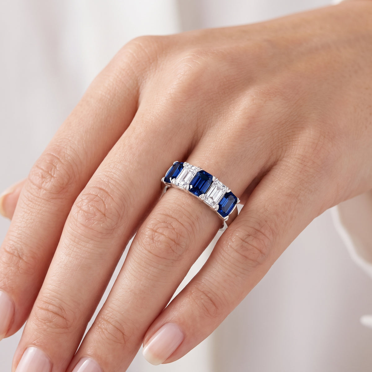 _lifestyle_image@SKU:G0809-LGSE02000004W #metal_10k-white-gold+origin_lab-created