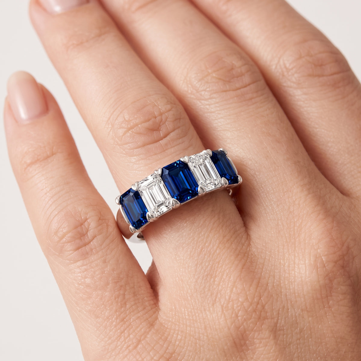 _lifestyle_image@SKU:G0809-LGSE04000004W #metal_10k-white-gold+origin_lab-created