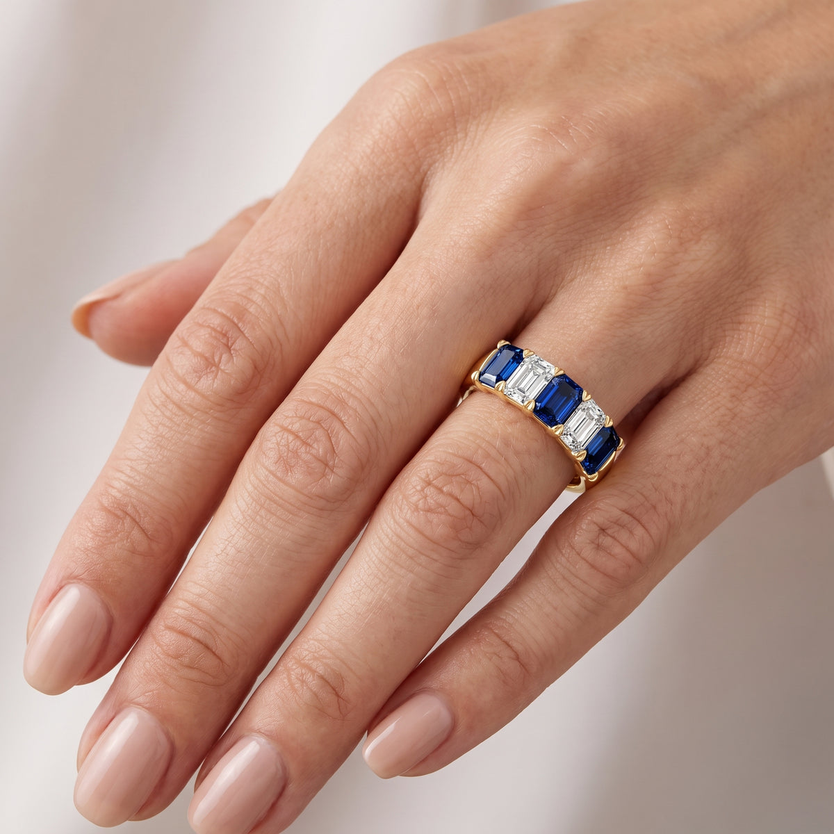 _lifestyle_image@SKU:G0809-LGSE04000004Y #metal_10k-yellow-gold+origin_lab-created