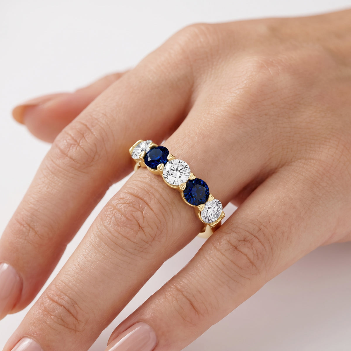 _lifestyle_image@SKU:G0809-LGSR04000004Y #metal_10k-yellow-gold+origin_lab-created