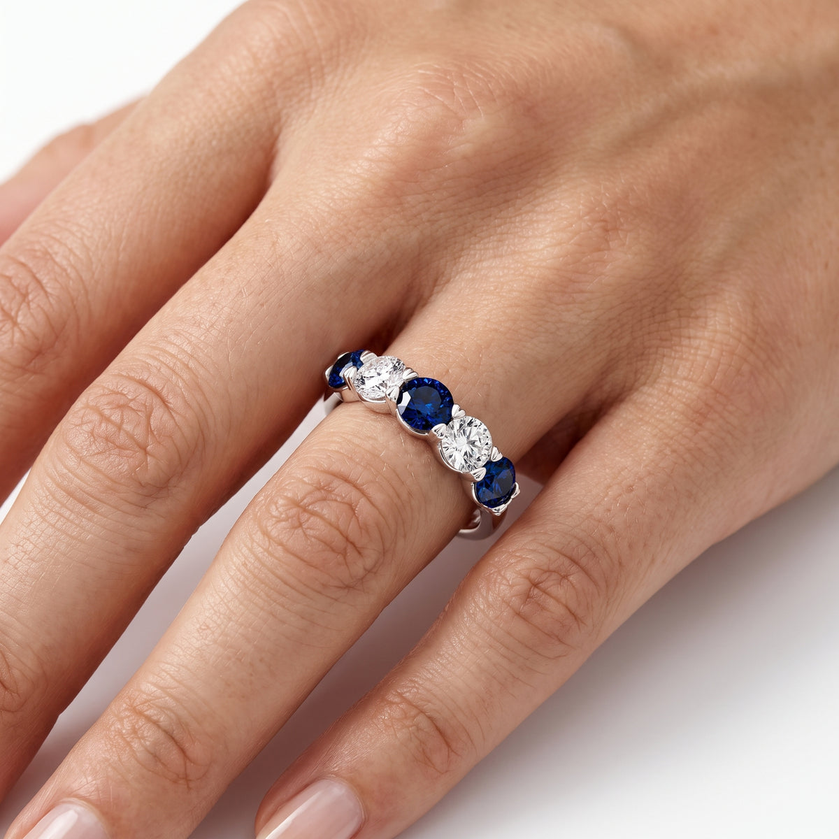 _lifestyle_image@SKU:G0809-NGSR0300000PL #metal_platinum+origin_lab-created
