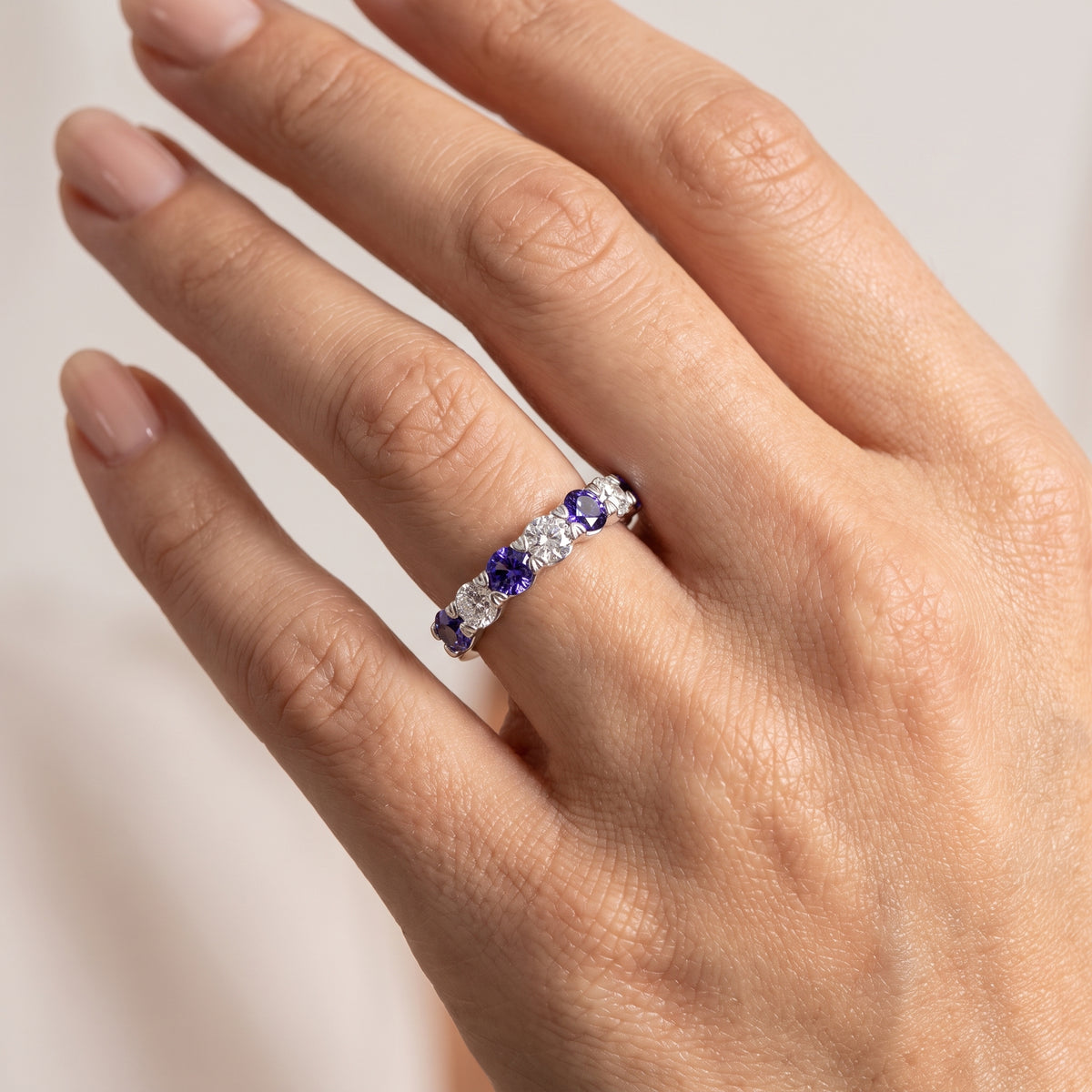 _lifestyle_image@SKU:G1162-LGXR01000004W #metal_10k-white-gold+origin_lab-created