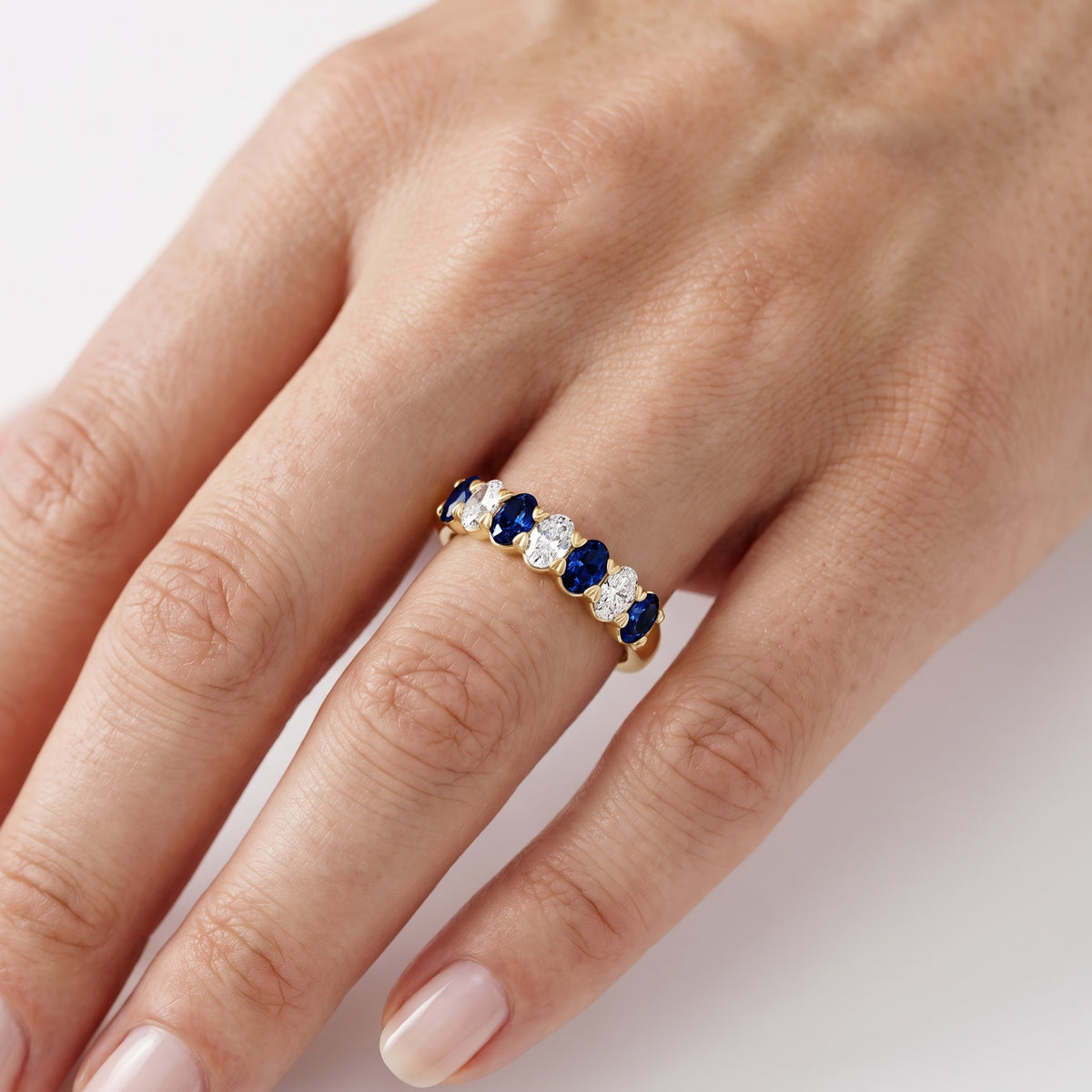 _lifestyle_image@SKU:G1167-LGSO01020004Y #metal_10k-yellow-gold+origin_lab-created