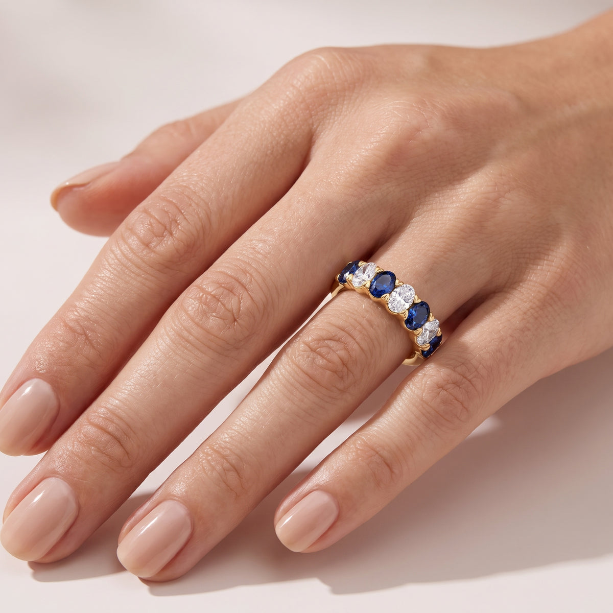 _lifestyle_image@SKU:G1167-LGSO02050004Y #metal_10k-yellow-gold+origin_lab-created