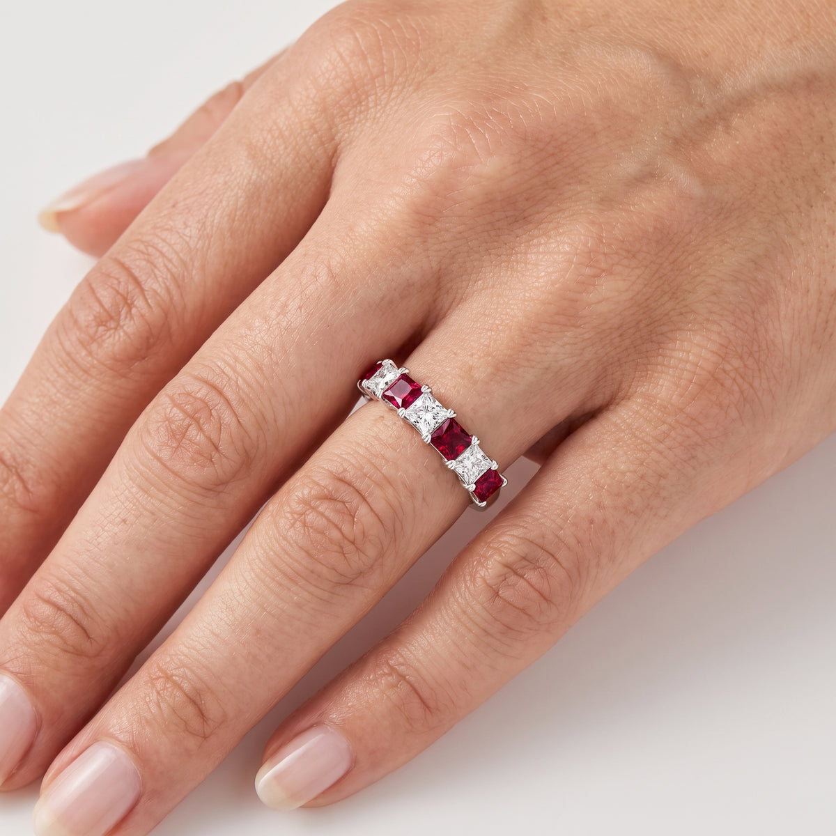 _lifestyle_image@SKU:G1176-LGRP02000004W #metal_10k-white-gold+origin_lab-created