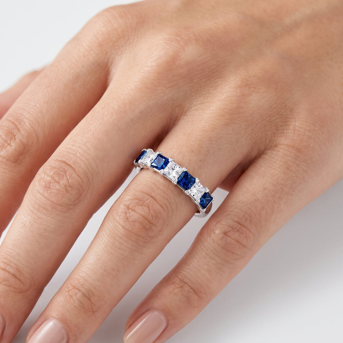 _lifestyle_image@SKU:G1176-LGSP0100000DW #metal_silver+origin_lab-created
