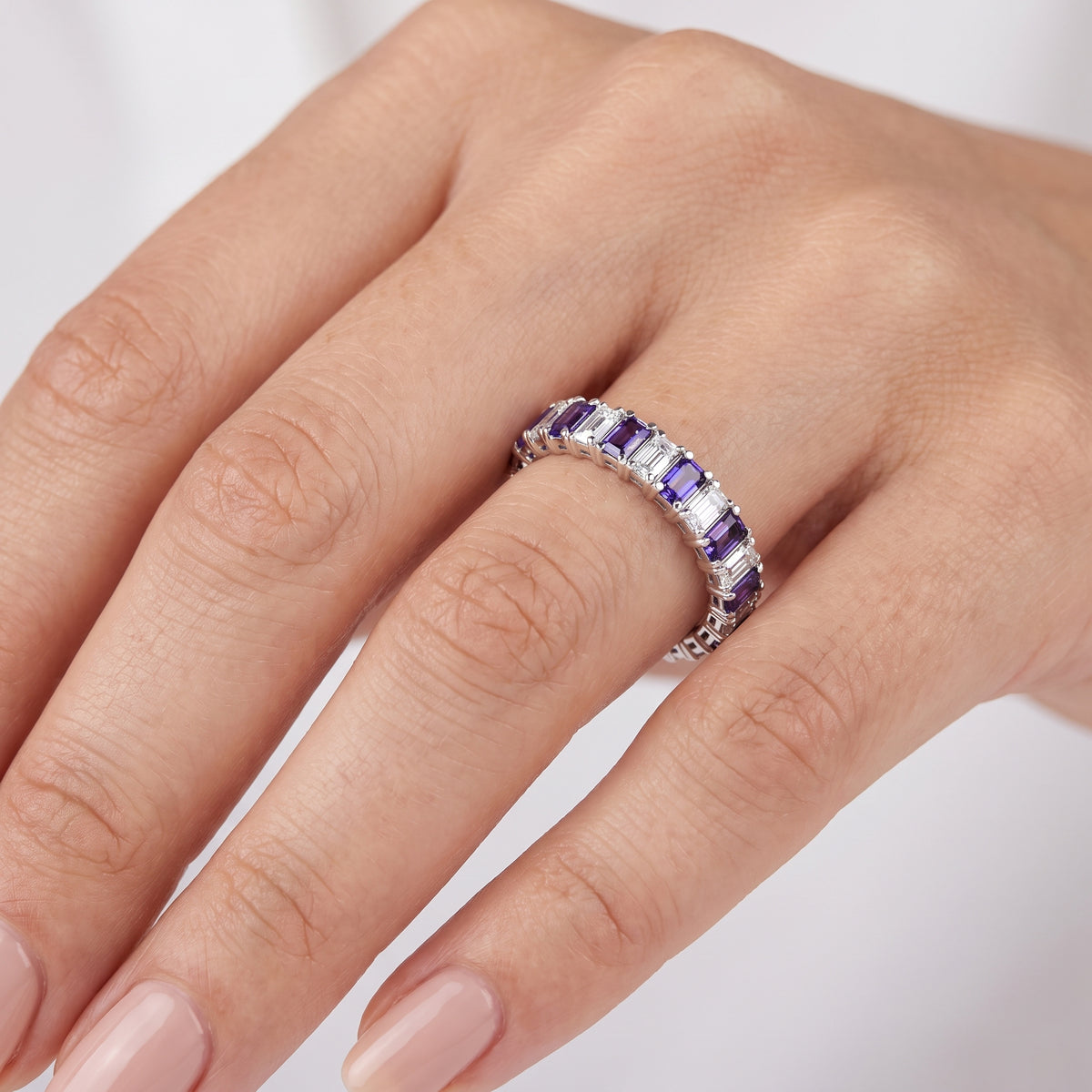 _lifestyle_image@SKU:G1731-LGXE02000004W #metal_10k-white-gold+origin_lab-created