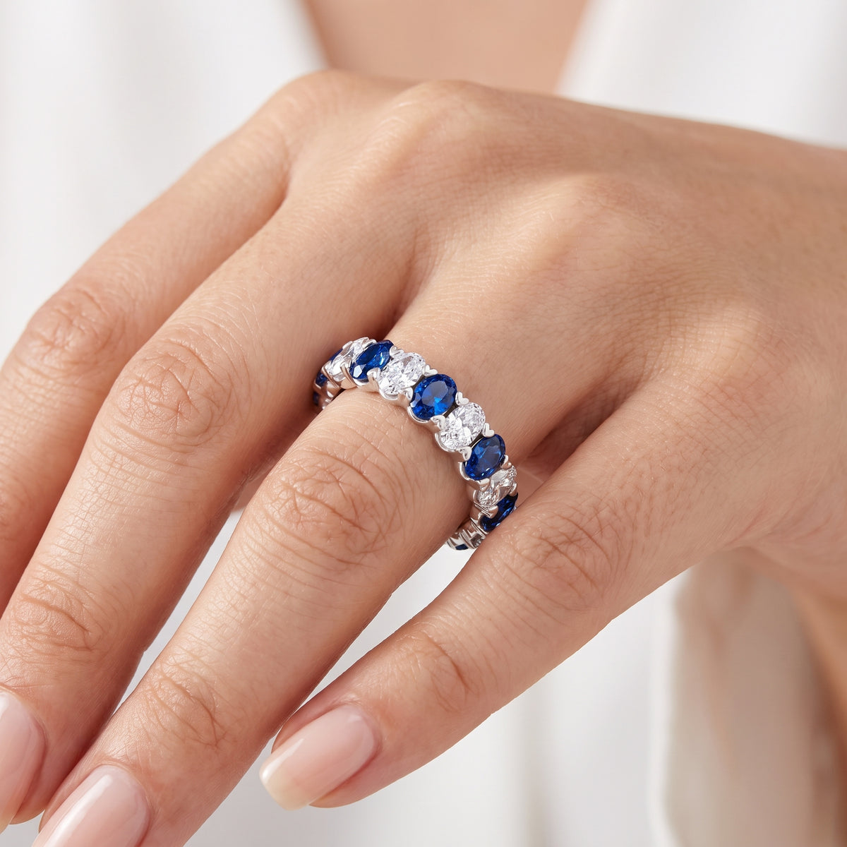 _lifestyle_image@SKU:G1732-LGSO03000004W #metal_10k-white-gold+origin_lab-created