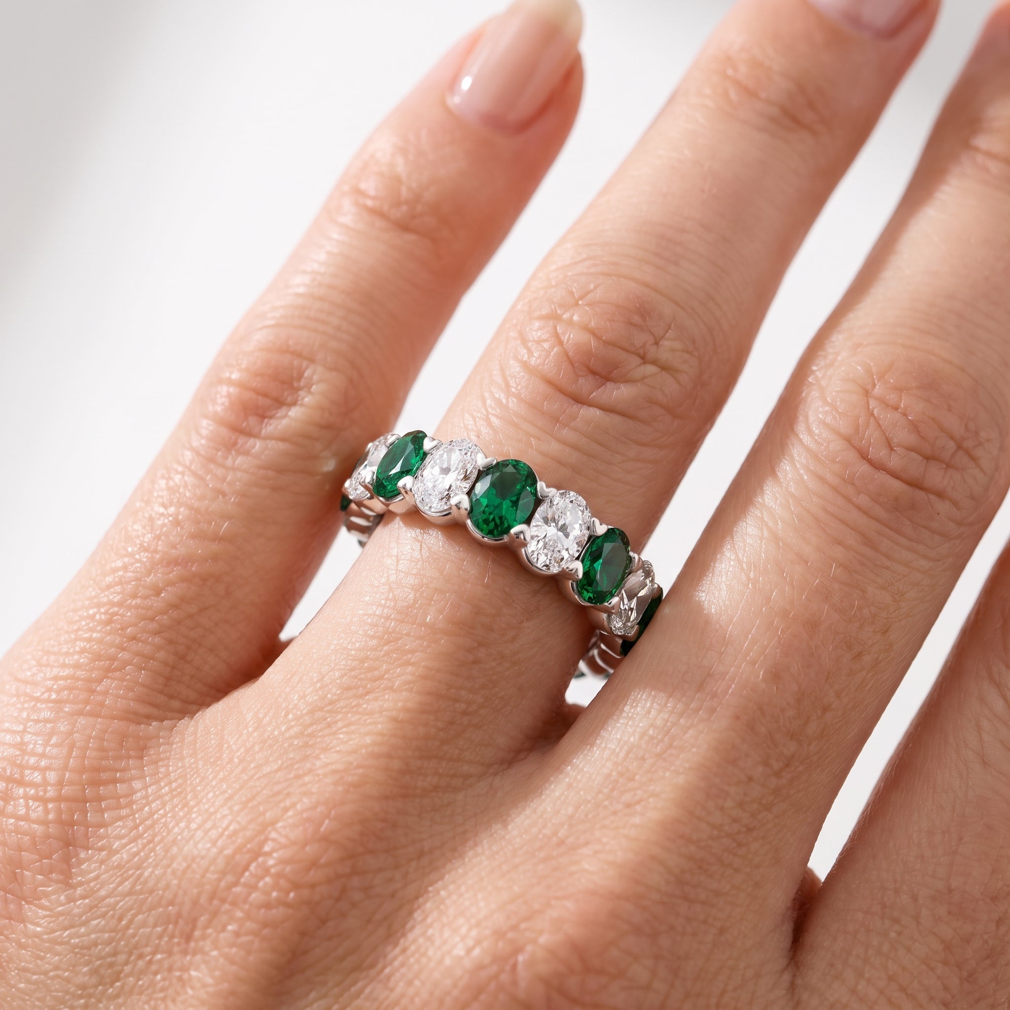 _lifestyle_image@SKU:G1732-LGEO05040004W #metal_10k-white-gold+origin_lab-created