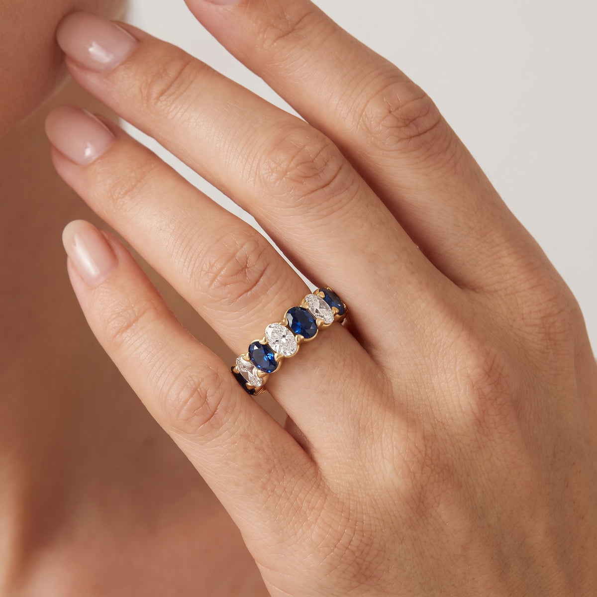 _lifestyle_image@SKU:G1732-LGSO05040004Y #metal_10k-yellow-gold+origin_lab-created