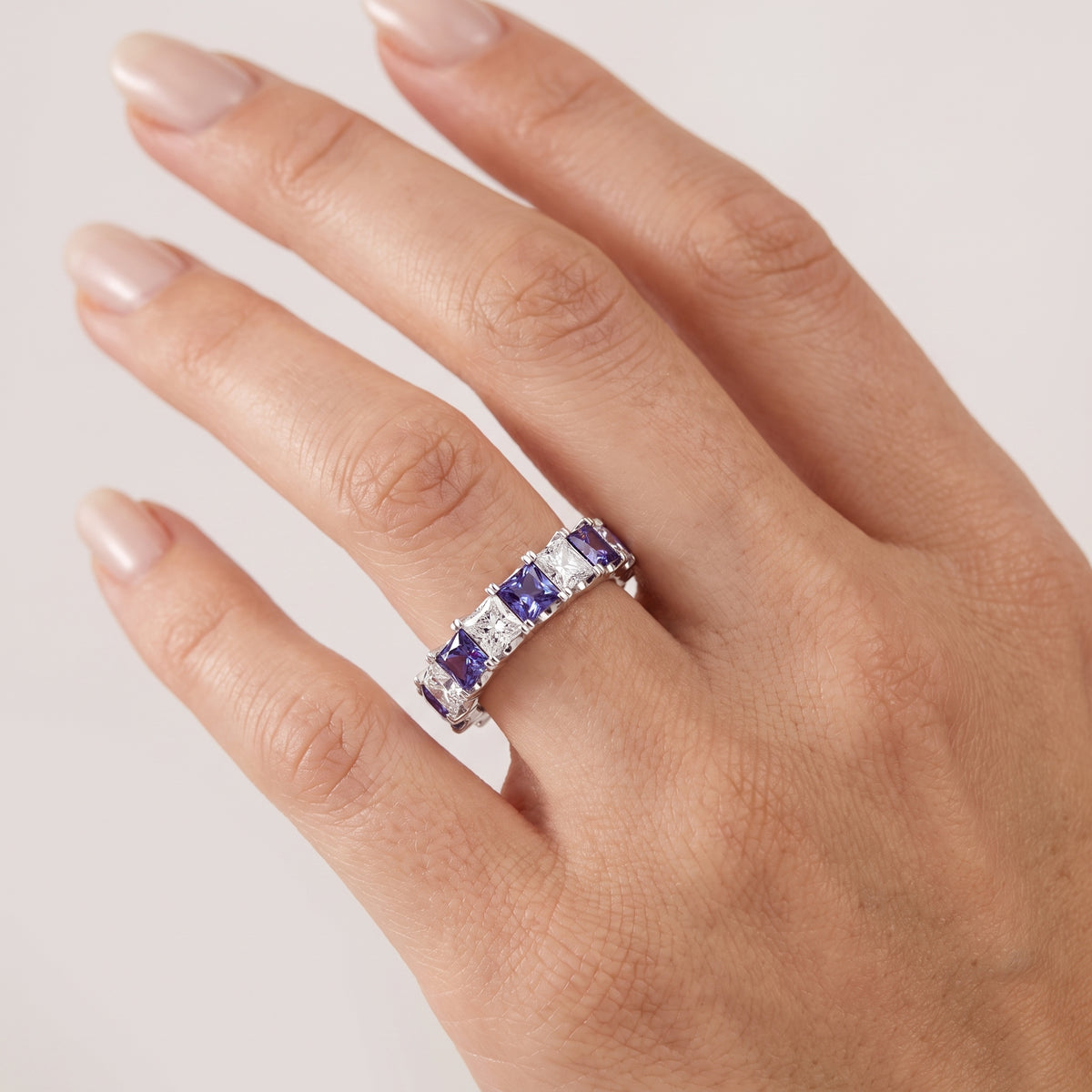 _lifestyle_image@SKU:G1800-LGXP04000004W #metal_10k-white-gold+origin_lab-created