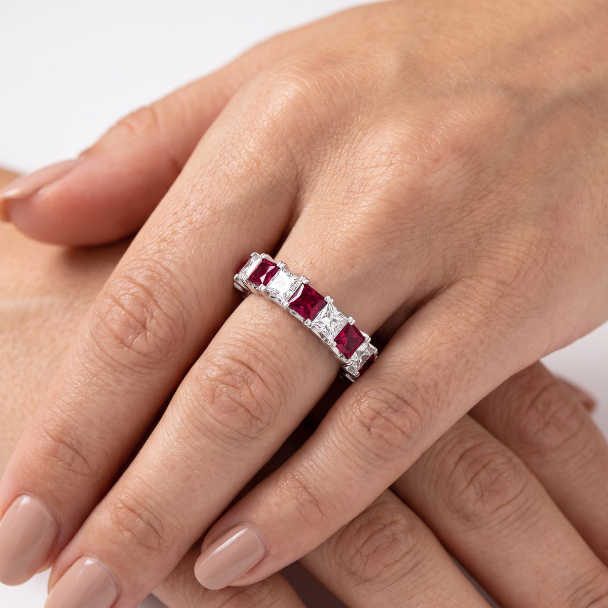_lifestyle_image@SKU:G1800-LGRP04000004W #metal_10k-white-gold+origin_lab-created