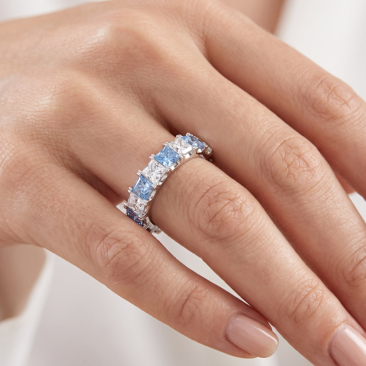 _lifestyle_image@SKU:G1800-LGQP04000004W #metal_10k-white-gold+origin_lab-created