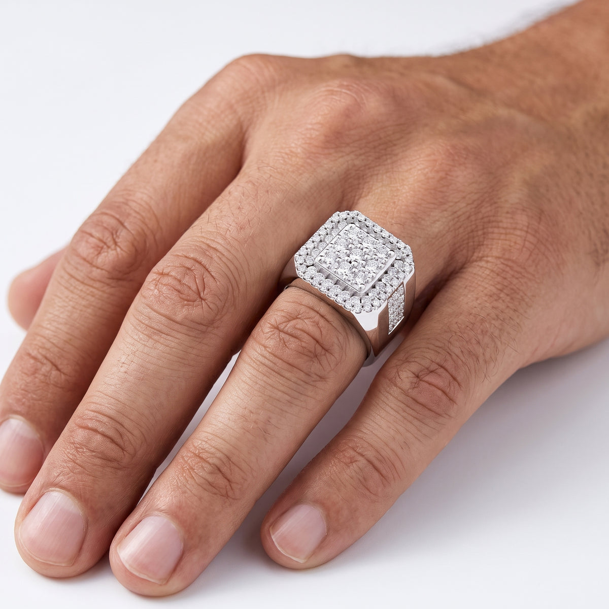 _lifestyle_image@SKU:G2879-LADR03020004W #metal_10k-white-gold+origin_lab-grown+quality_g-si