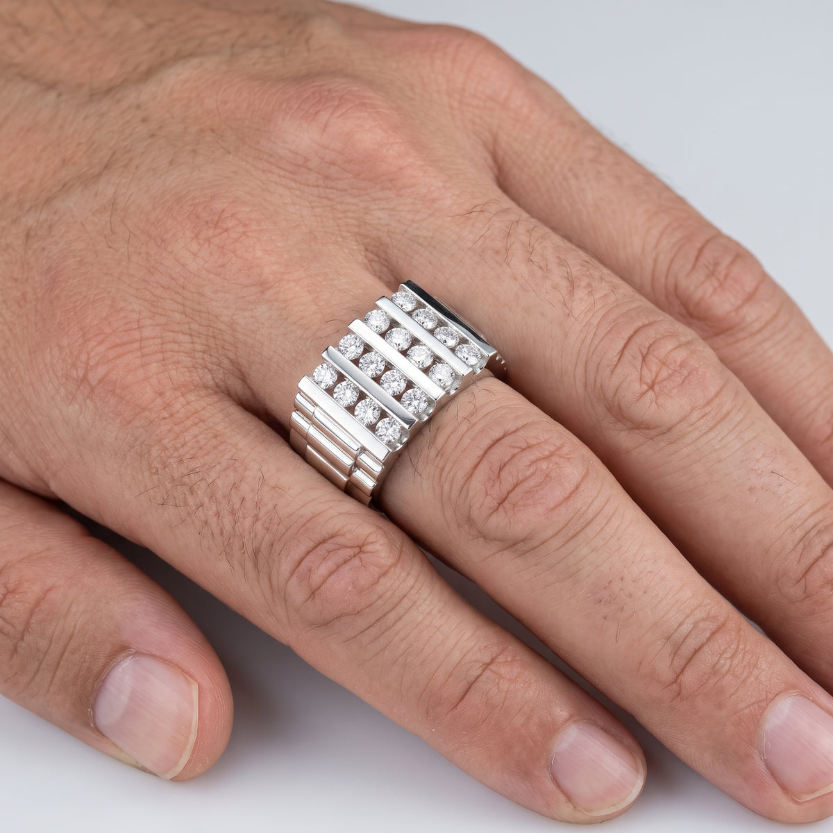 _lifestyle_image@SKU:G3065-LADR02020004W #metal_10k-white-gold+origin_lab-grown+quality_g-si