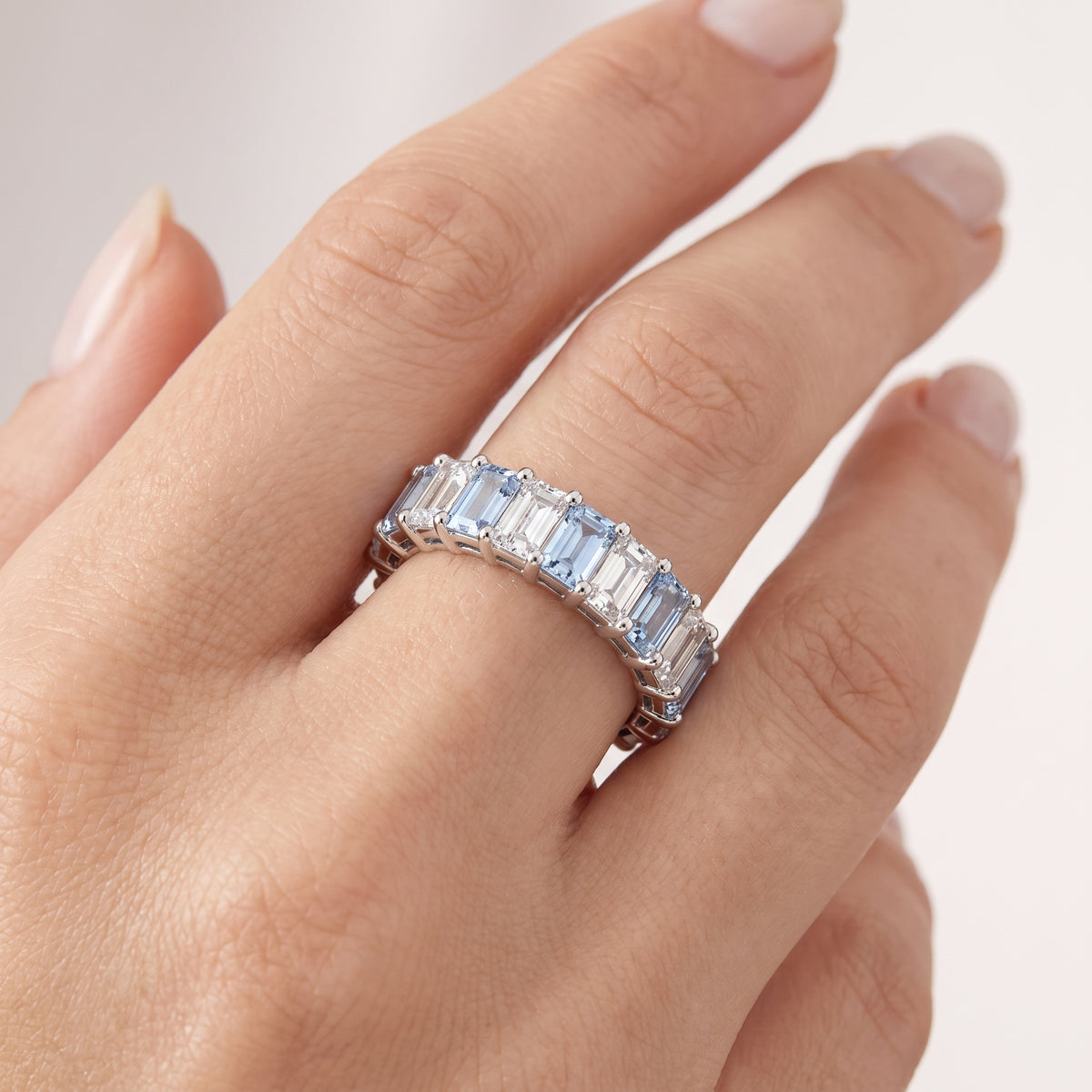 _lifestyle_image@SKU:G3539-LGQE01000004W #metal_10k-white-gold+origin_lab-created