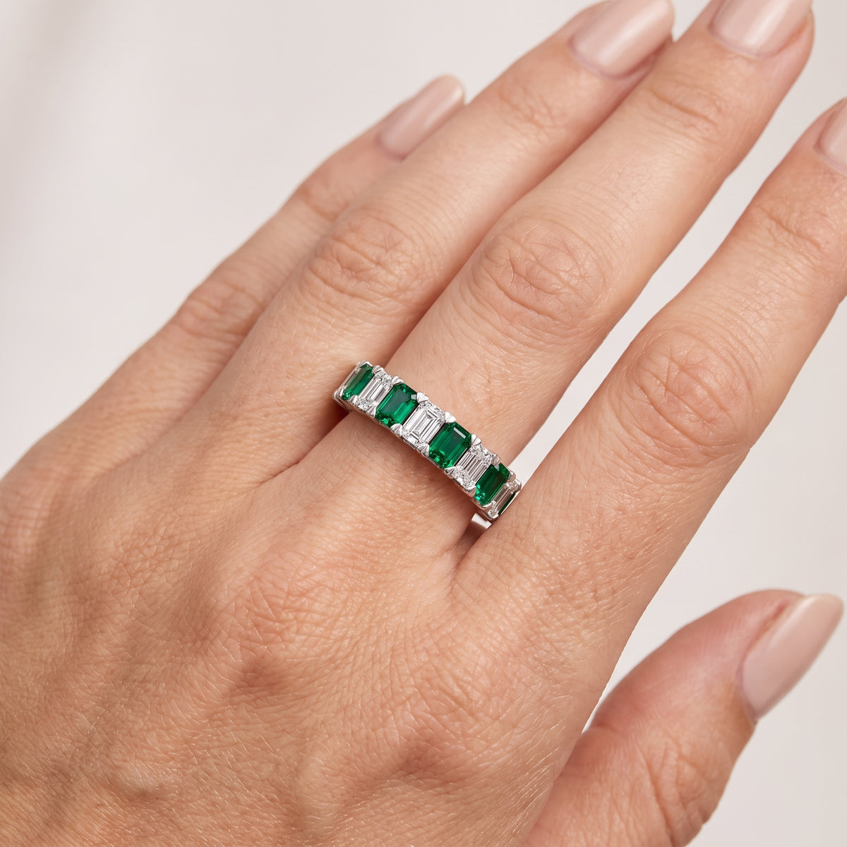 _lifestyle_image@SKU:G3541-LGEE02020004W #metal_10k-white-gold+origin_lab-created