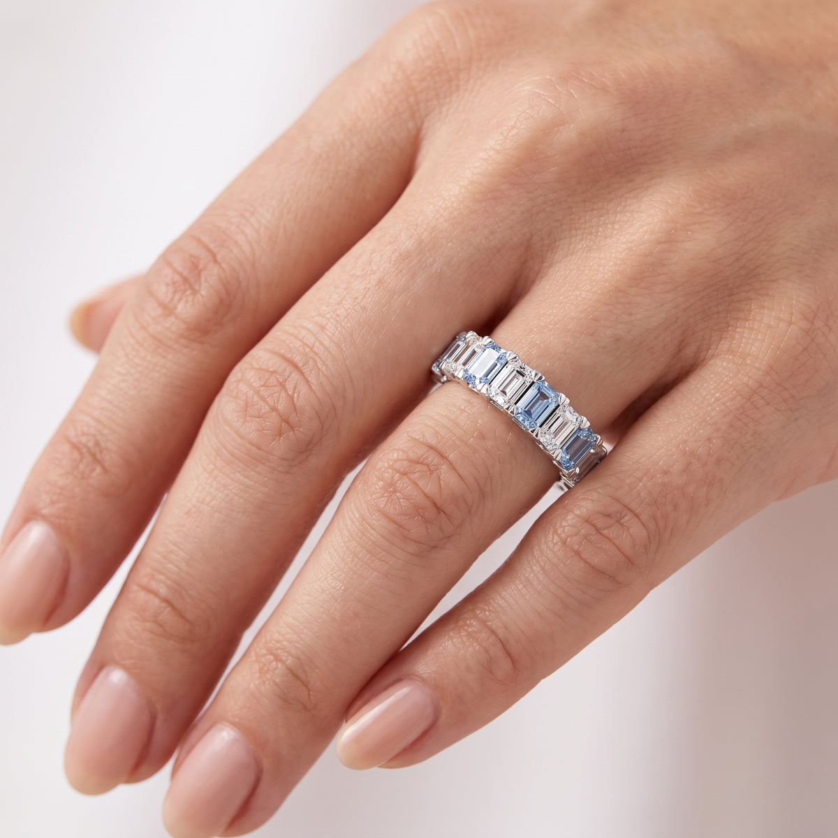 _lifestyle_image@SKU:G3541-LGQE02020004W #metal_10k-white-gold+origin_lab-created