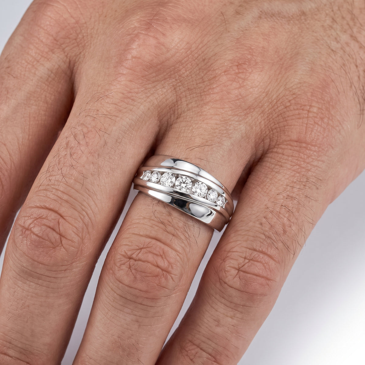 _lifestyle_image@SKU:G5984-LADR00510004W #metal_10k-white-gold+origin_lab-grown+quality_g-si
