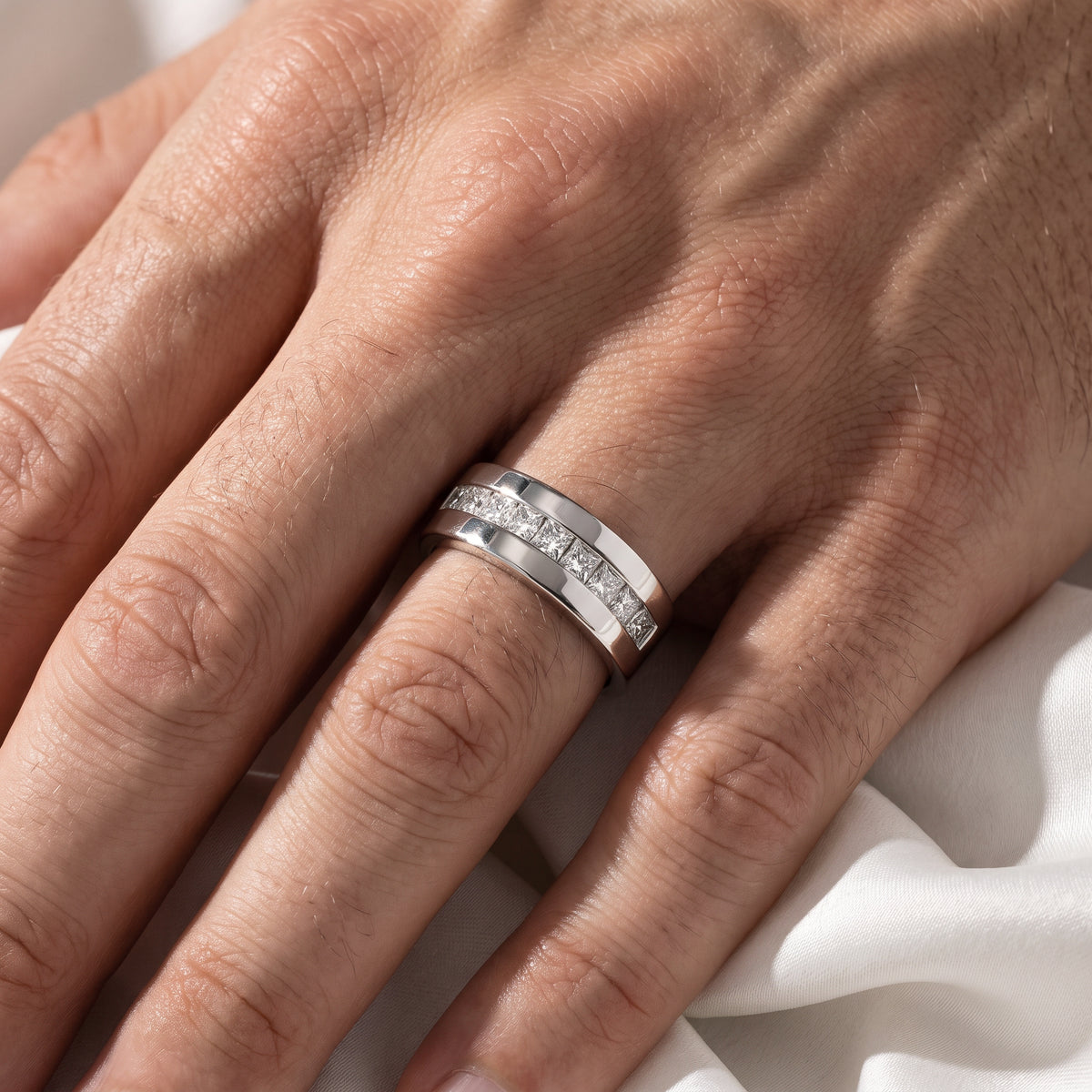 _lifestyle_image@SKU:G7769-LADP01350004W #metal_10k-white-gold+origin_lab-grown+quality_g-si