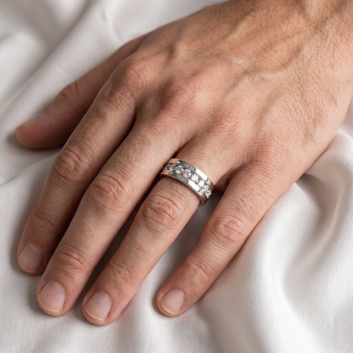 _lifestyle_image@SKU:G7769-LADR0135000DW #metal_silver+origin_lab-grown+quality_g-si
