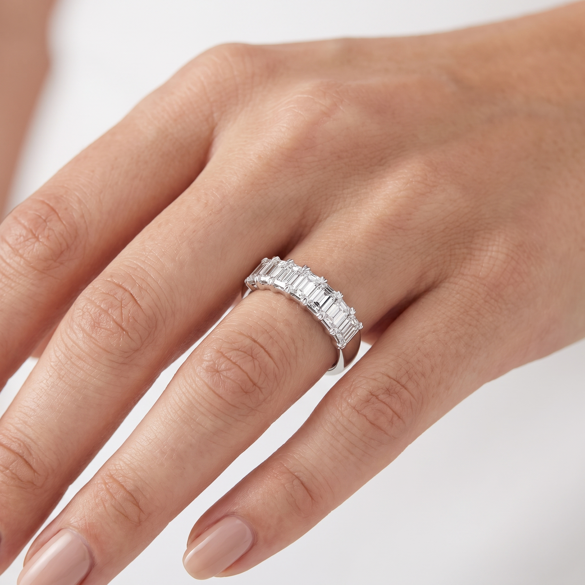 _lifestyle_image@SKU:A1173-LADE01000004W #metal_10k-white-gold+origin_lab-grown+quality_g-si