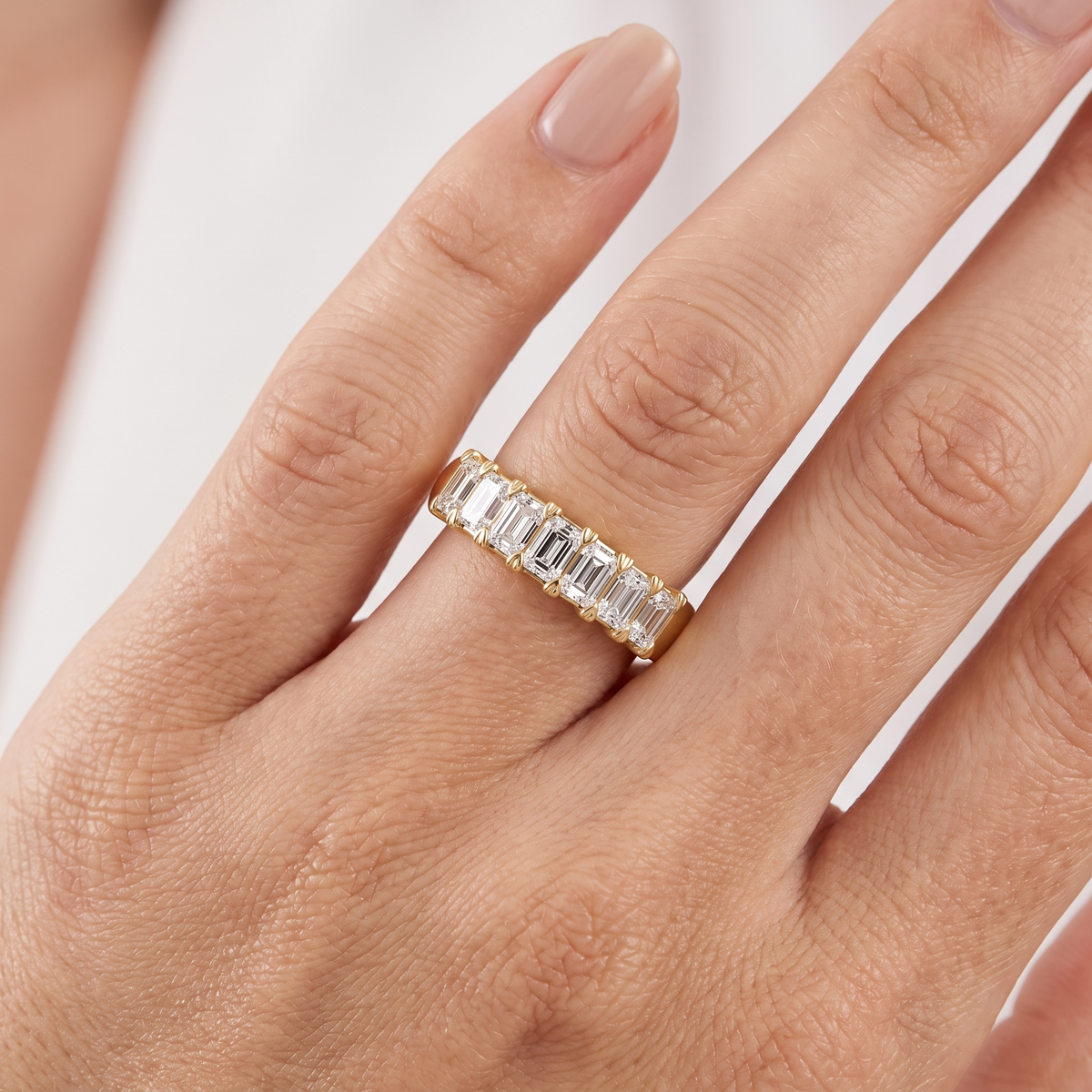 _lifestyle_image@SKU:A1173-LADE01000004Y #metal_10k-yellow-gold+origin_lab-grown+quality_g-si
