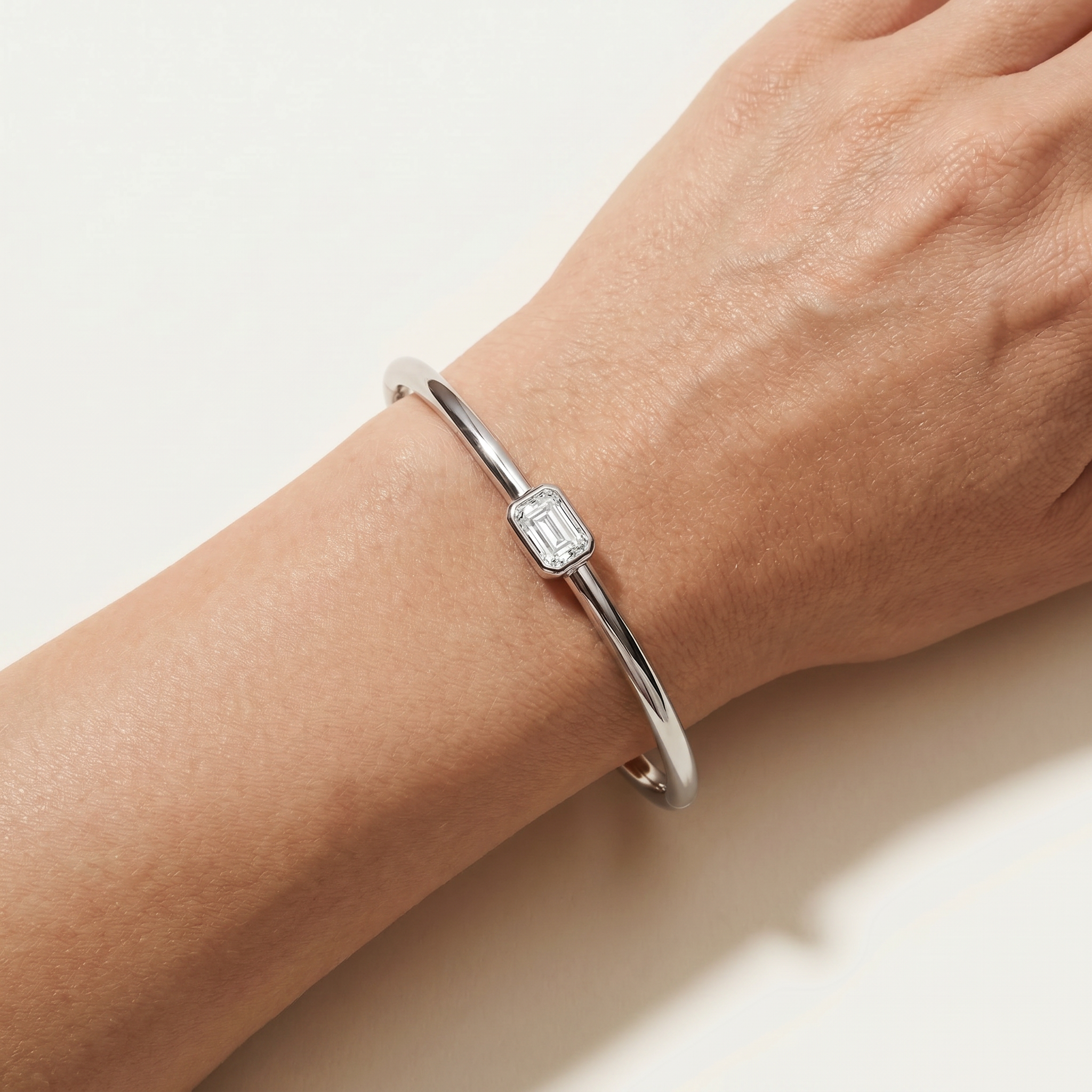 _lifestyle_image@SKU:B4849-LADE0100000DW #metal_silver+origin_lab-grown+quality_g-si