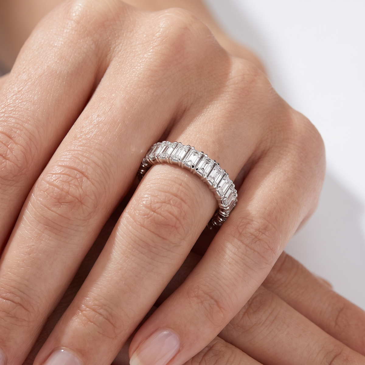 _lifestyle_image@SKU:T1731-NADE02000004W #metal_14k-white-gold+origin_lab-grown+quality_ef-vs2+