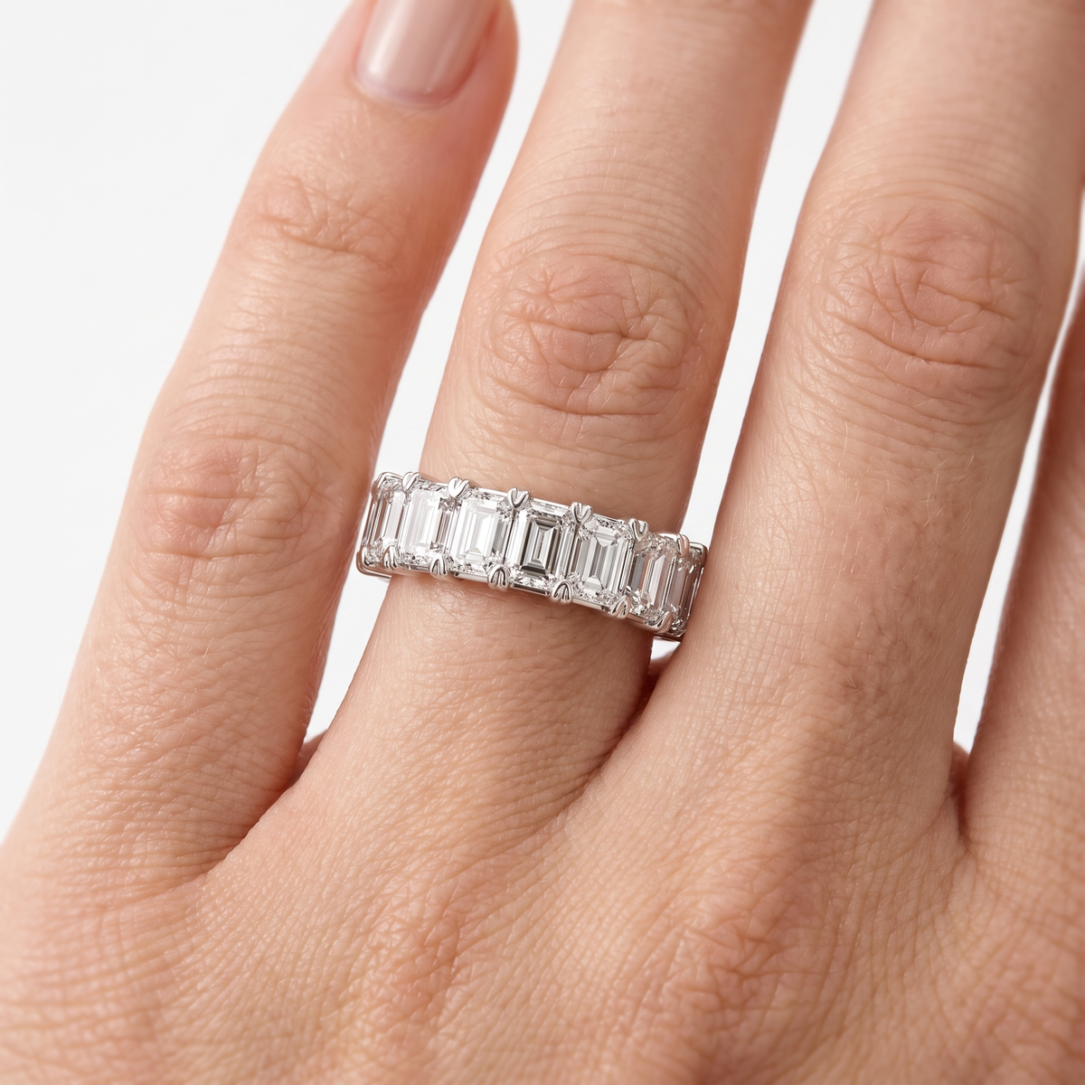 _lifestyle_image@SKU:A1173-LADE02000004W #metal_10k-white-gold+origin_lab-grown+quality_g-si
