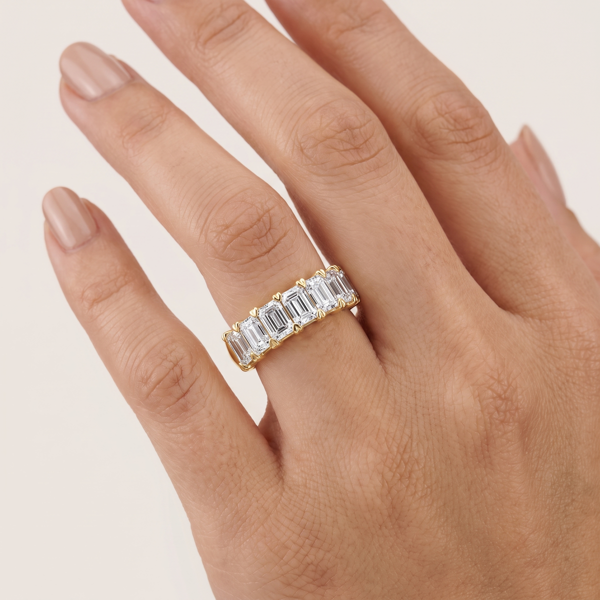 _lifestyle_image@SKU:A1173-LADE02000004Y #metal_10k-yellow-gold+origin_lab-grown+quality_g-si