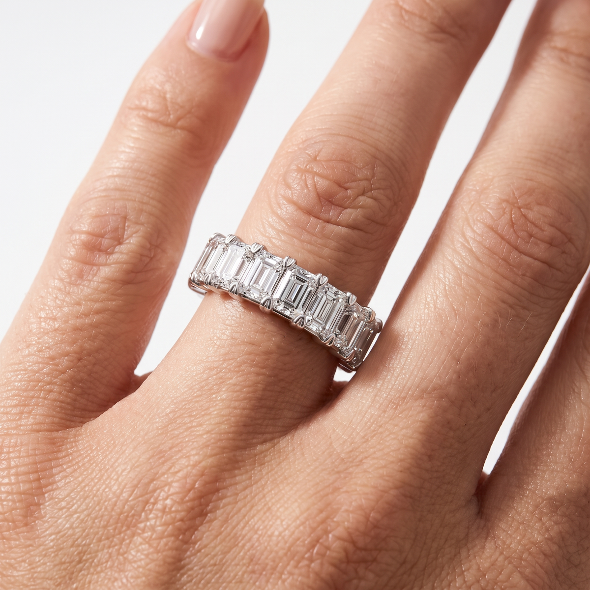 _lifestyle_image@SKU:A1173-LADE03000004W #metal_10k-white-gold+origin_lab-grown+quality_g-si